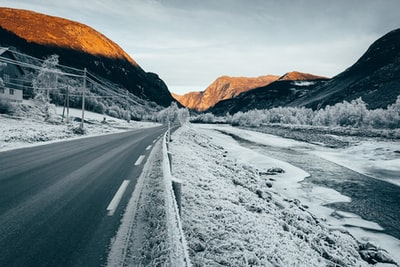 白天布朗山附近被雪覆盖的道路